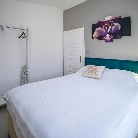 Apartment Dreamy House With A Lovely Backyard Close To The Beach In